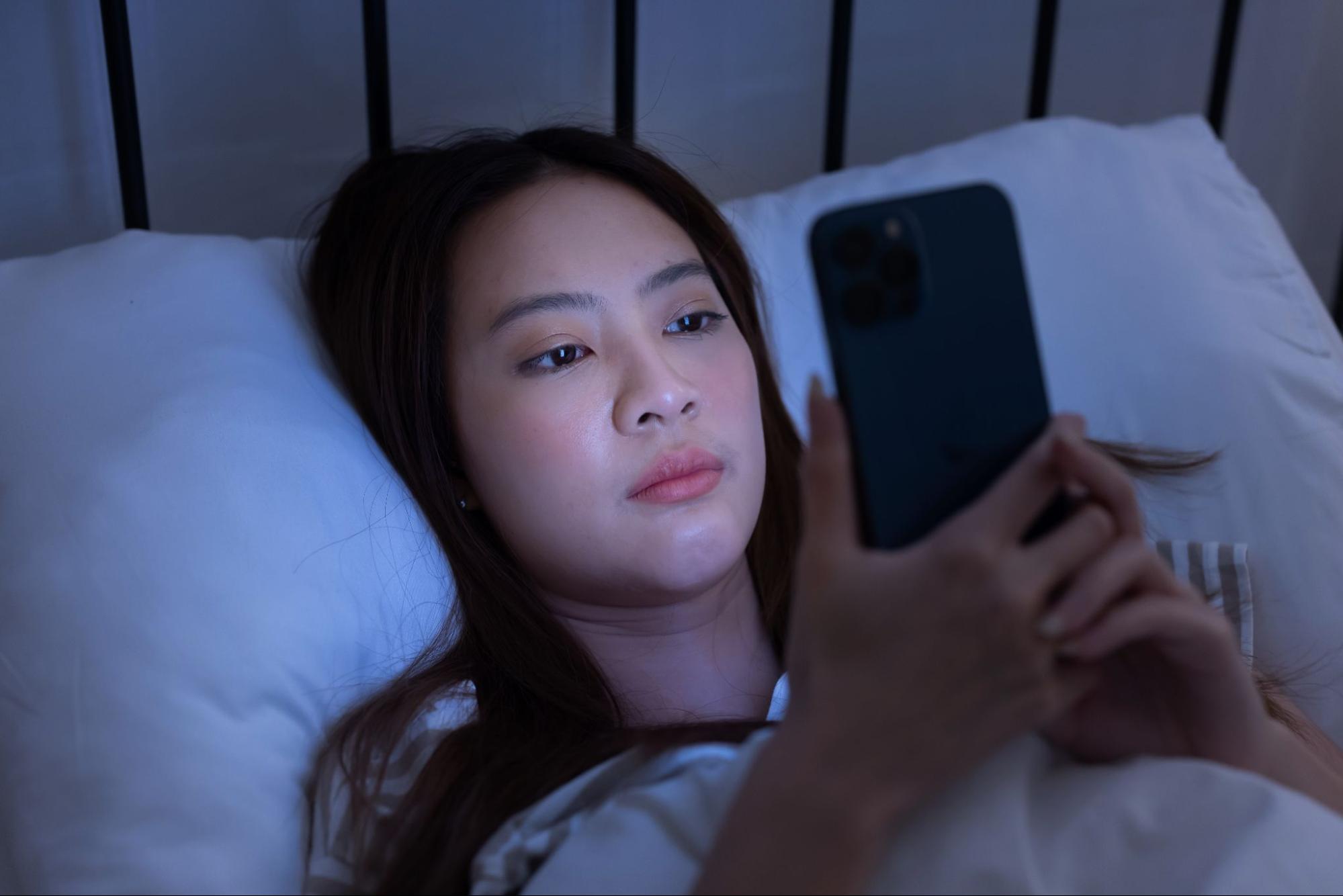 นอนดึกไม่ช่วยรักษาจุดด่างดําบนใบหน้าเร่งด่วน